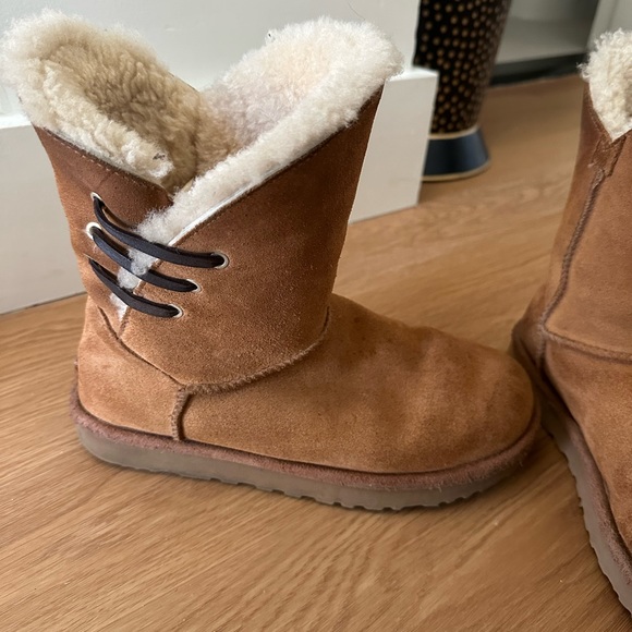 Tan uggs size 8 - Picture 3 of 12